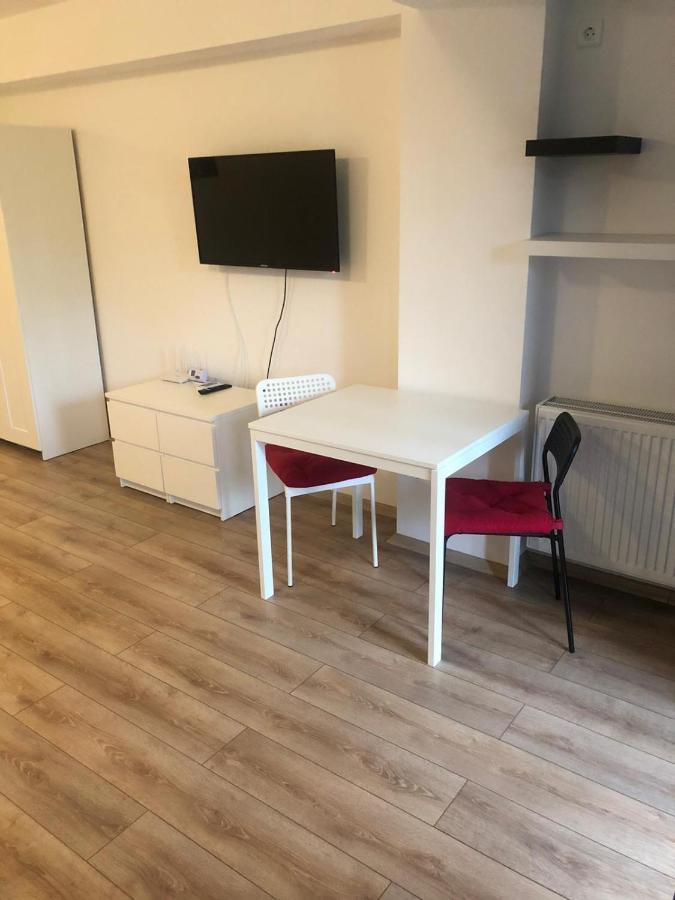 Beside Airport Apartment Отопени Екстериор снимка