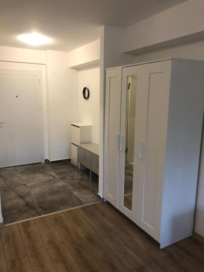 Beside Airport Apartment Отопени Екстериор снимка