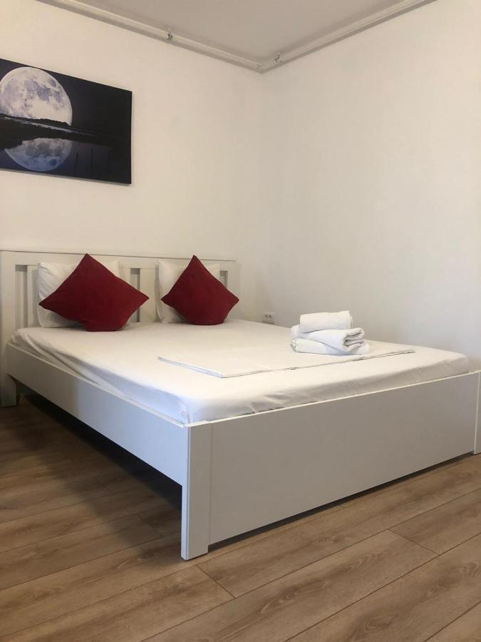 Beside Airport Apartment Отопени Екстериор снимка