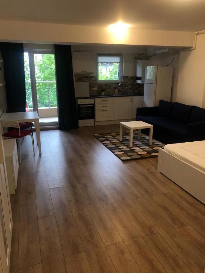 Beside Airport Apartment Отопени Екстериор снимка